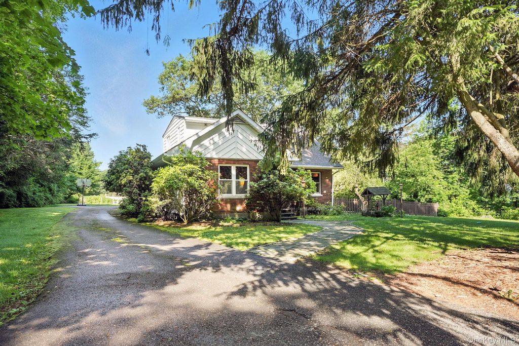 Photo of 28 Moseman Avenue, Katonah, NY 10536 (MLS # 981441)