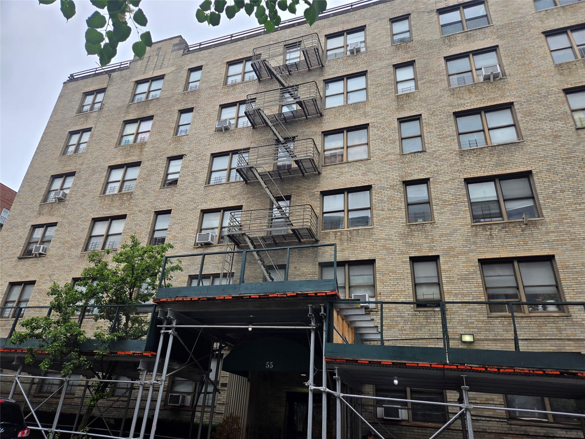 E 190th Street 45, Bronx, New York - 1 Bedrooms  
1 Bathrooms  
4 Rooms - 