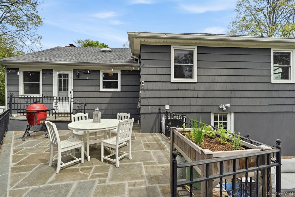 Photo of 189 Lawn Terrace, Mamaroneck, NY 10543 (MLS # 991005)
