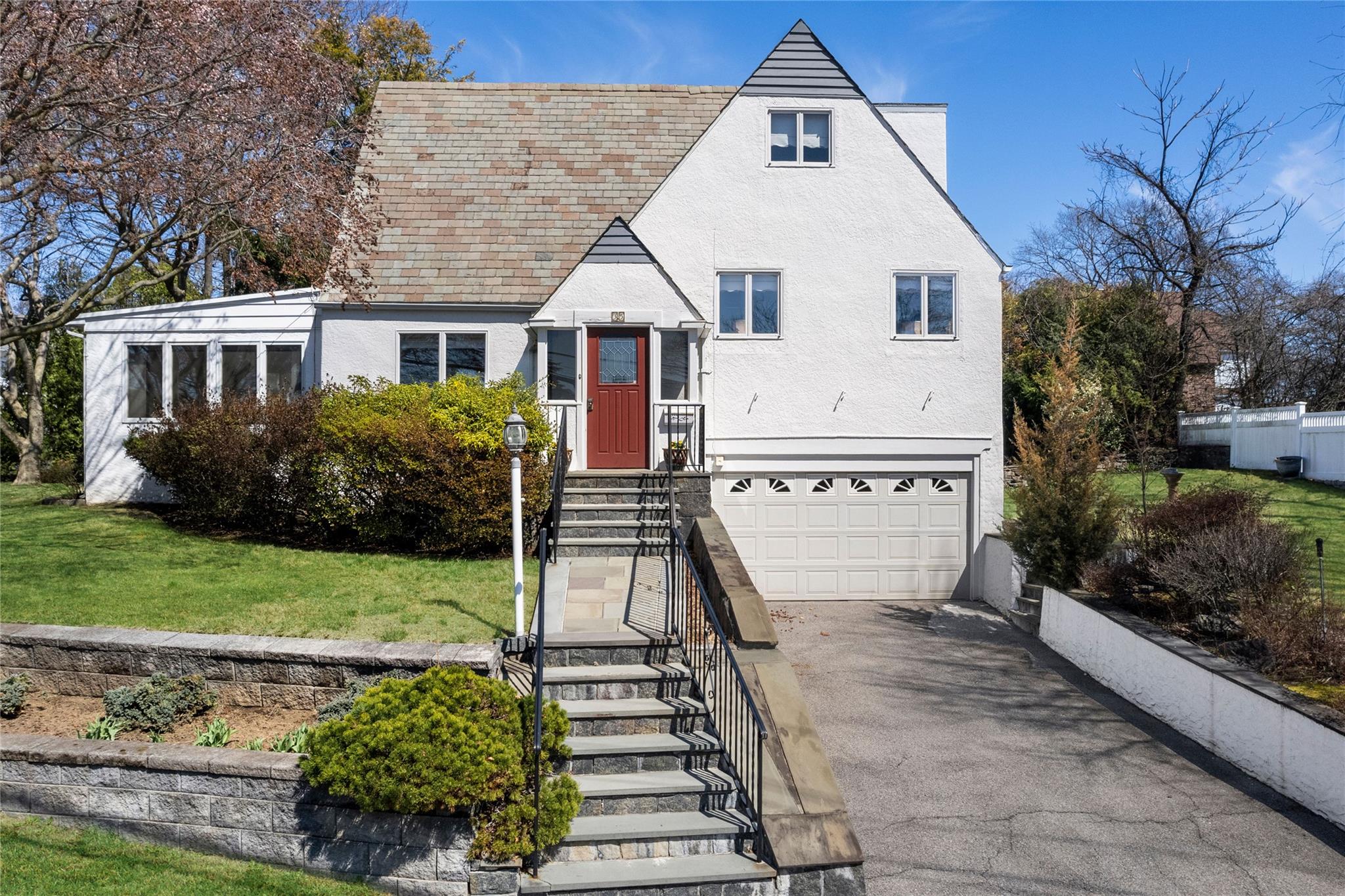 Wilson Drive, New Rochelle, New York - 4 Bedrooms  
3 Bathrooms  
9 Rooms - 