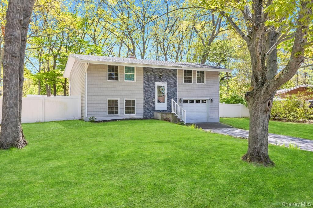 Photo of 32 Lodge Lane, East Setauket, NY 11733 (MLS # 996102)