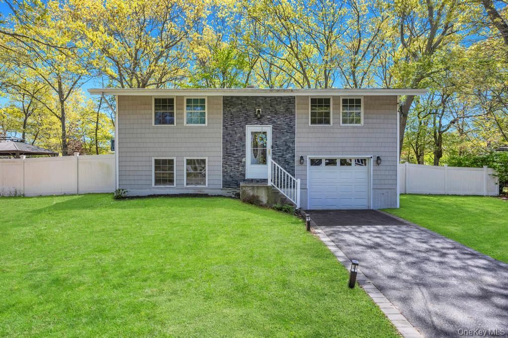 Photo of 32 Lodge Lane, East Setauket, NY 11733 (MLS # 996102)