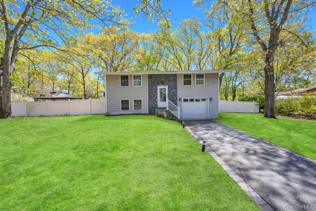 Photo of 32 Lodge Lane, East Setauket, NY 11733 (MLS # 996102)