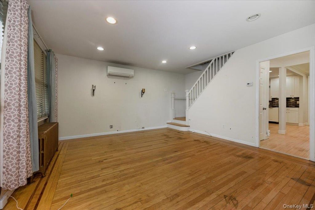 Photo of 22 Sunset Trail #22, Bronx, NY 10465 (MLS # 953540)