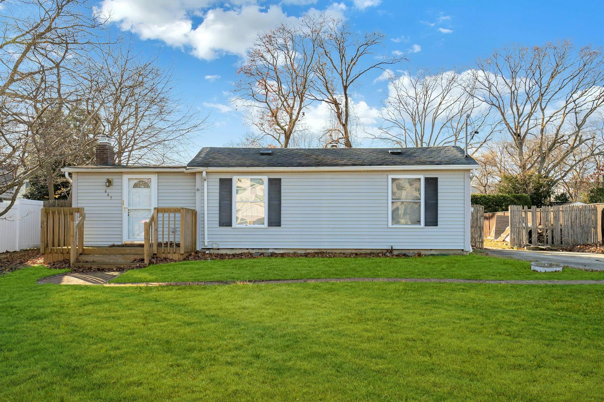 669 East Drive, Lindenhurst, New York image 2