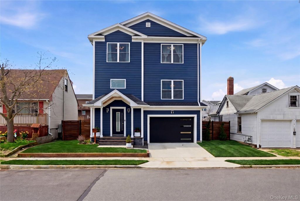 Photo of 909 S 5th Street, Lindenhurst, NY 11757 (MLS # 988021)