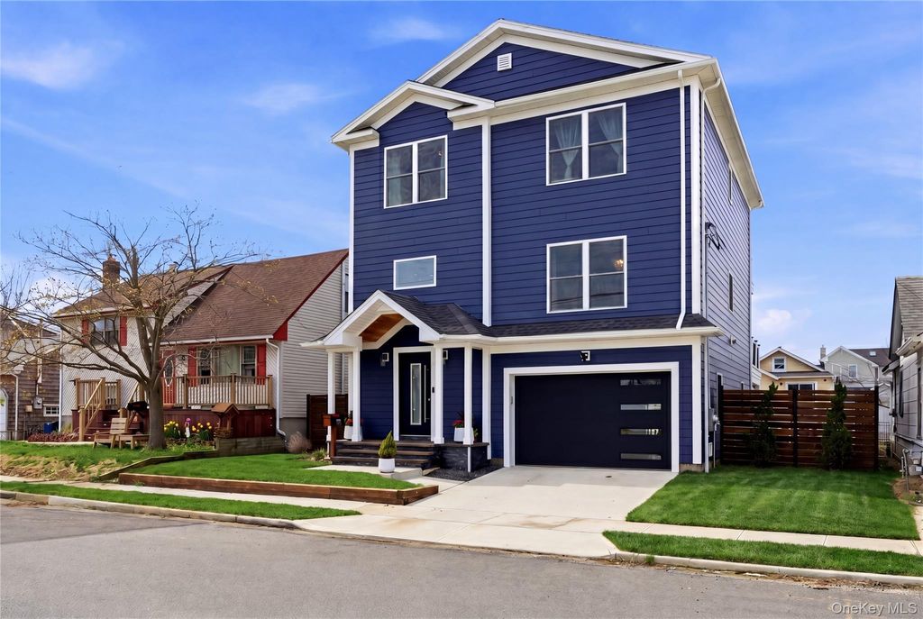 Photo of 909 S 5th Street, Lindenhurst, NY 11757 (MLS # 988021)