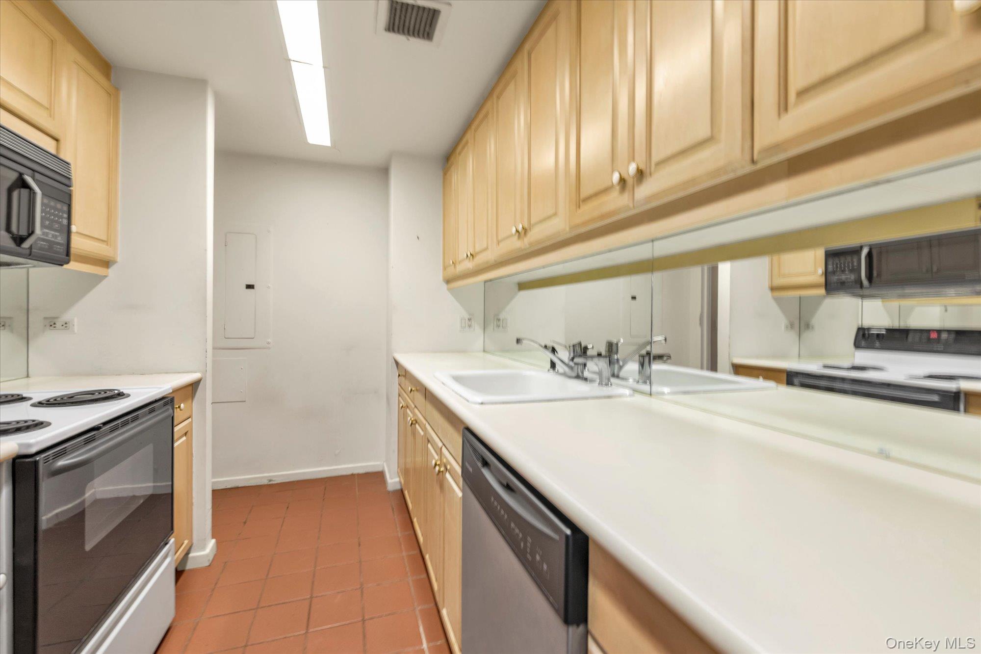 100 Hilton Avenue M3