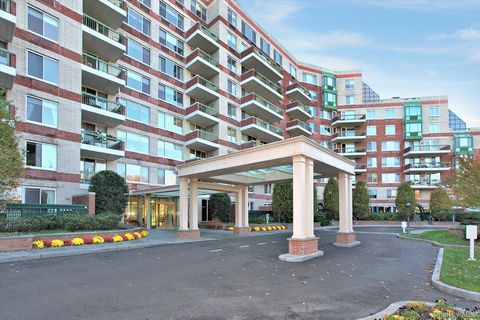 Condo For Sale - 100 Hilton Avenue #M3<br/> Garden City, NY 11530