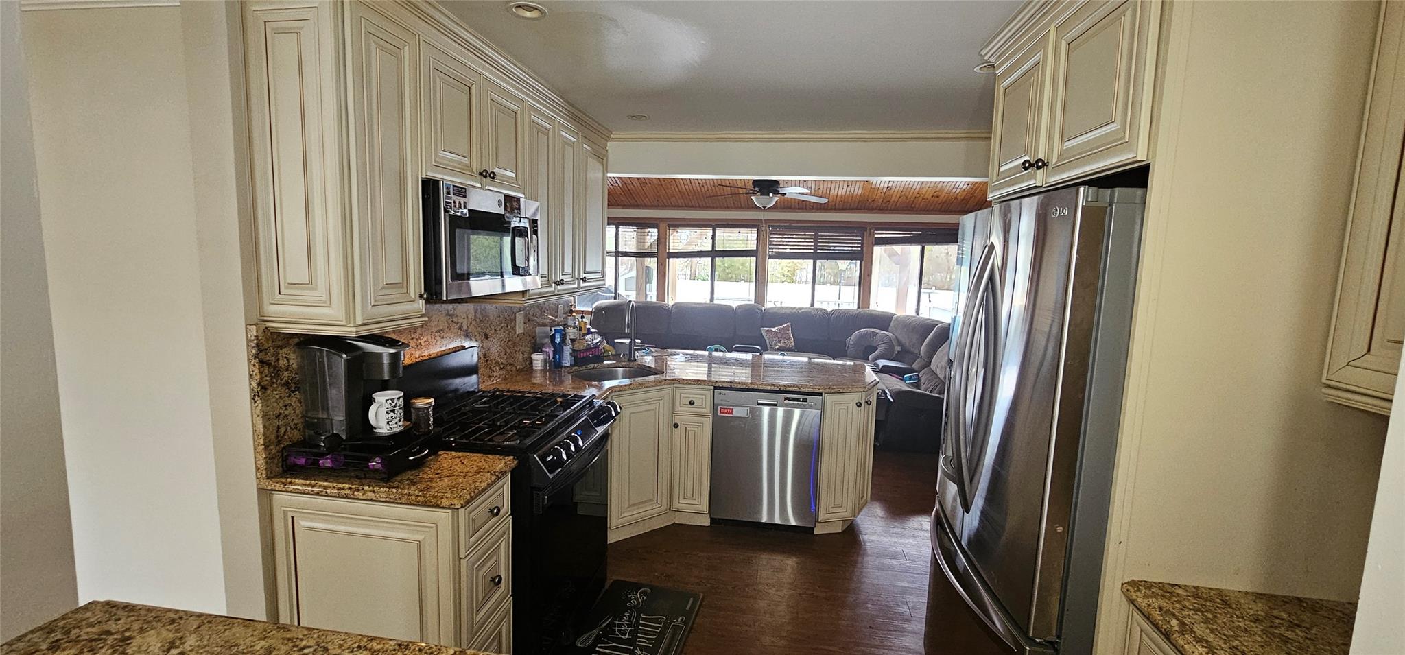28 Leibrock Avenue, Lindenhurst, New York image 15