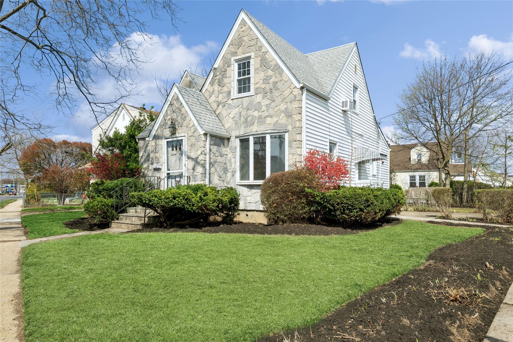 230 Roslyn Road, Mineola, New York image 2
