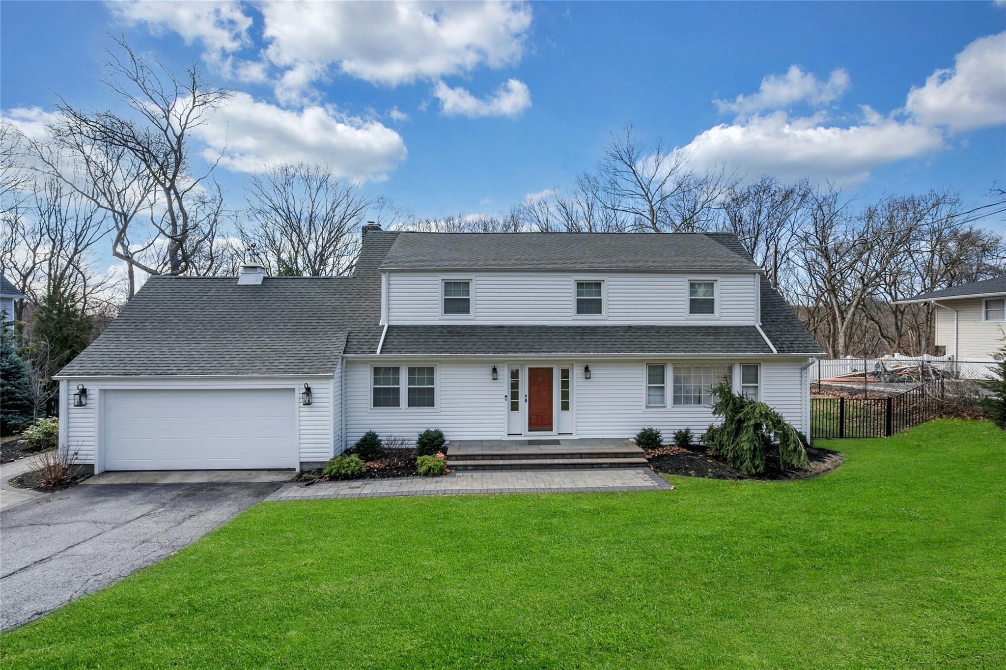 Ridge Road, Smithtown, Hamptons, NY - 4 Bedrooms  
3 Bathrooms - 