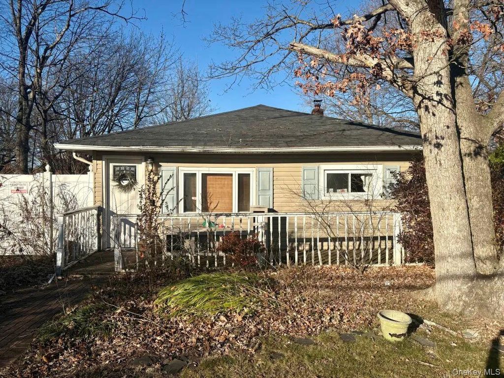 Photo of 11 Tell Avenue, Deer Park, NY 11729 (MLS # 943848)