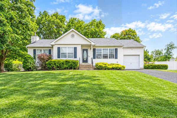 23 SCHOOL ST, RONKONKOMA, NY 11779 - Image e4de6bc2afba73da337b9df5a4d578f1/2620596026