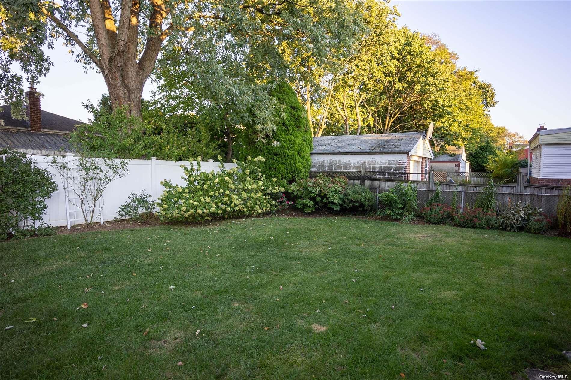 206 Wardwell Road, Mineola, New York image 32