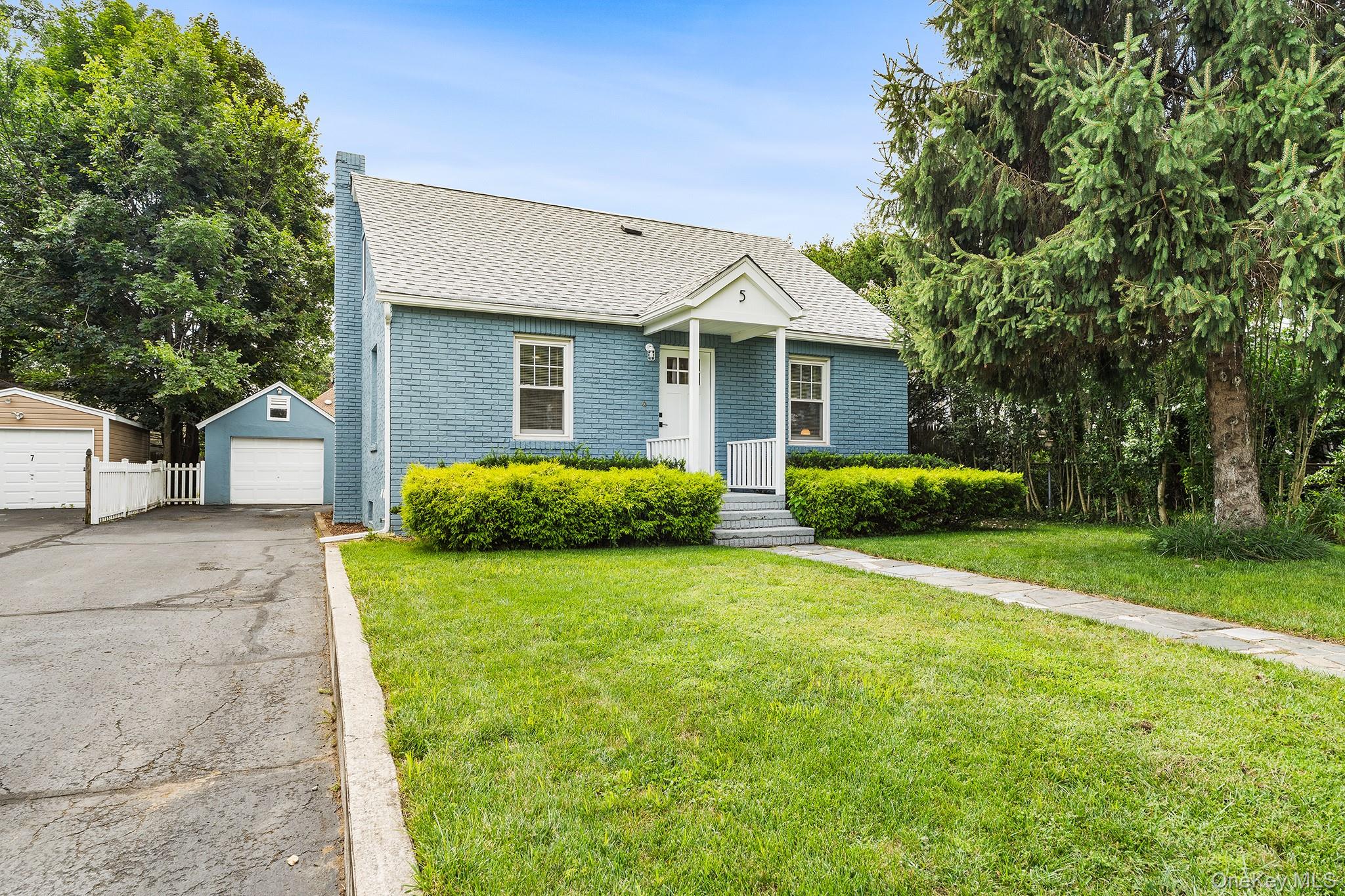 5 W Maple Avenue