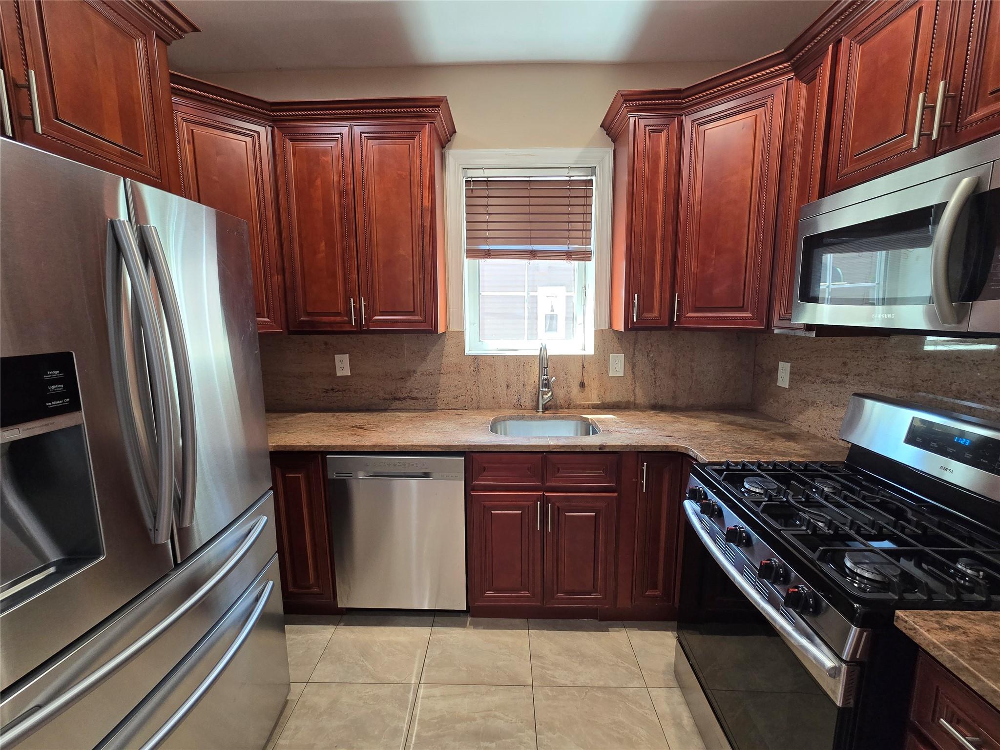 201st Street, Saint Albans, Queens, NY - 3 Bedrooms  
2 Bathrooms  
6 Rooms - 