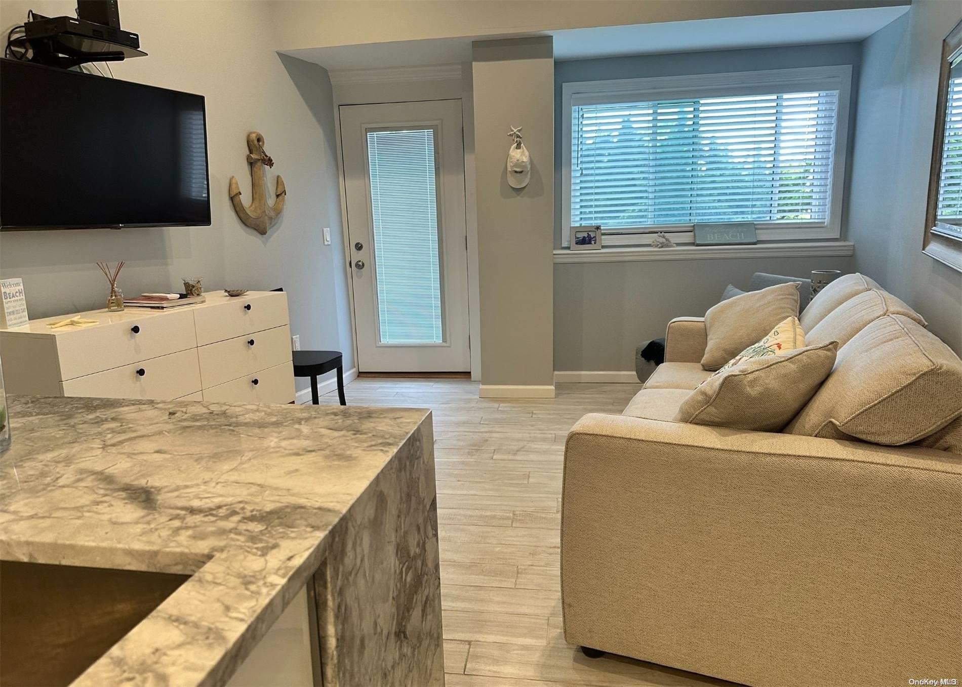 585 Dune Road L9