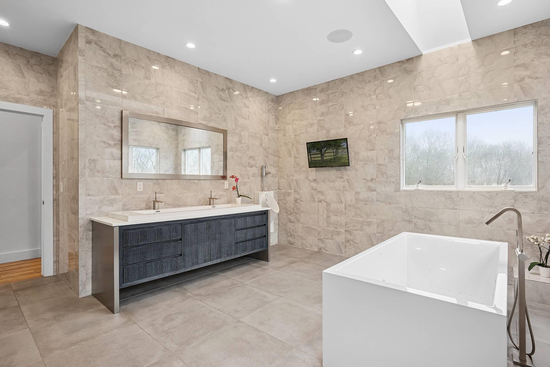 198 Two Holes Of Water Road, East Hampton, New York image 17