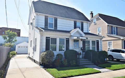 12 Hawthorne Street Williston Park NY 11596