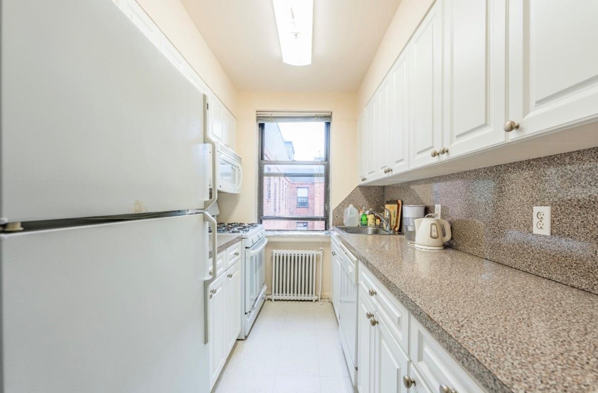 215-43 48 Avenue Ave #3A, Bayside, New York image 7
