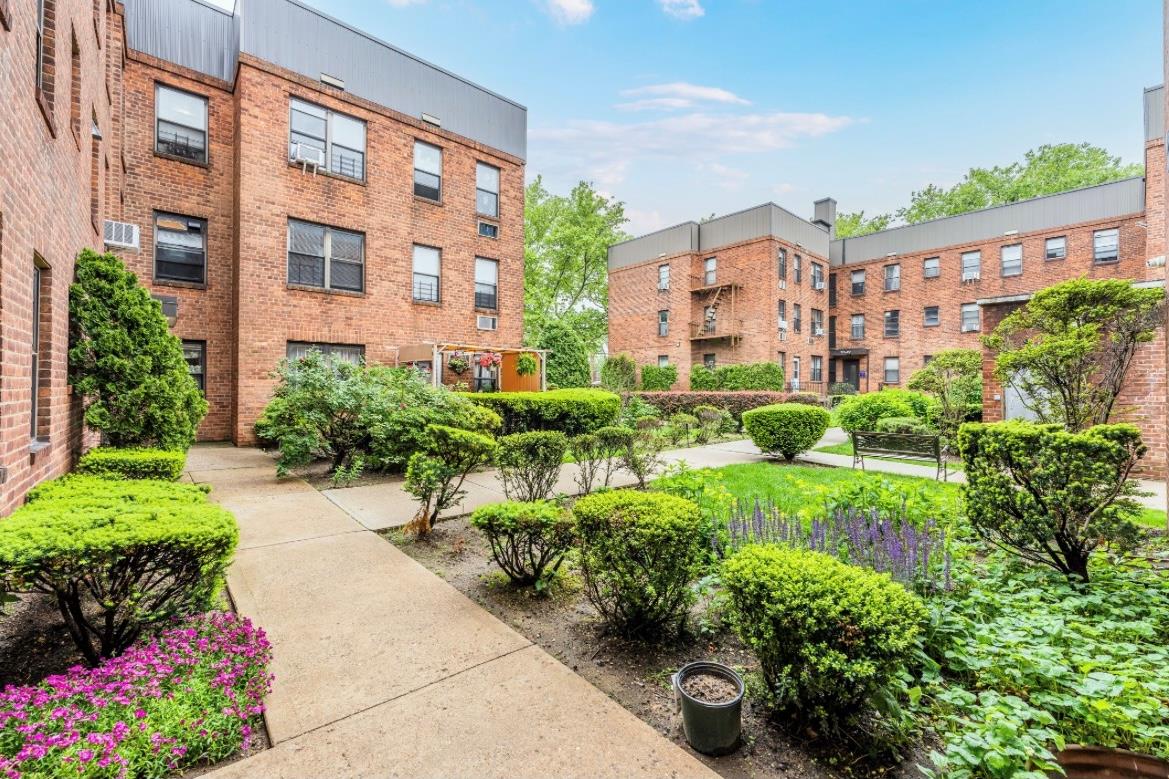 48 Avenue Ave 3A, Bayside, Queens, NY - 1 Bedrooms  
1 Bathrooms  
4 Rooms - 
