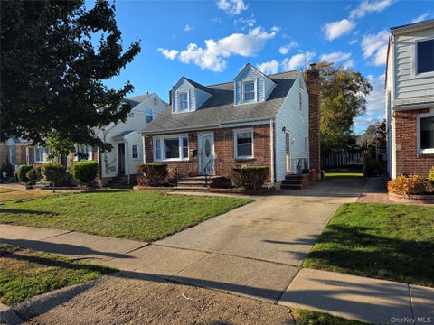 Homes For Rent - 220 Raff Avenue<br/> Mineola, NY 11501