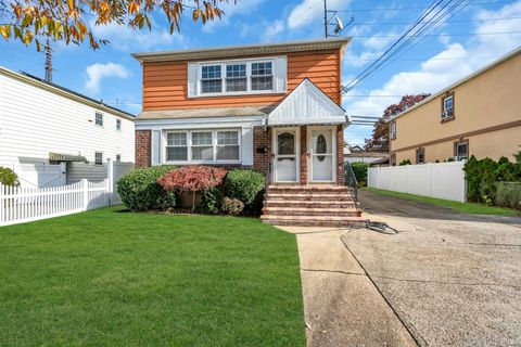 Photo of 21 Cochran Place, Valley Stream, NY 11581 (MLS # 961389)