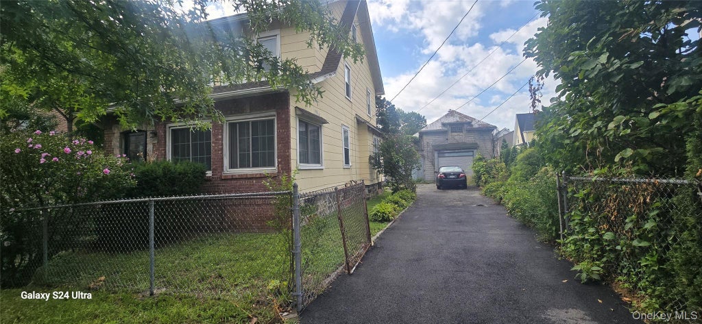Photo of 112 E 4th Street, Mount Vernon, NY 10550 (MLS # 1047090)