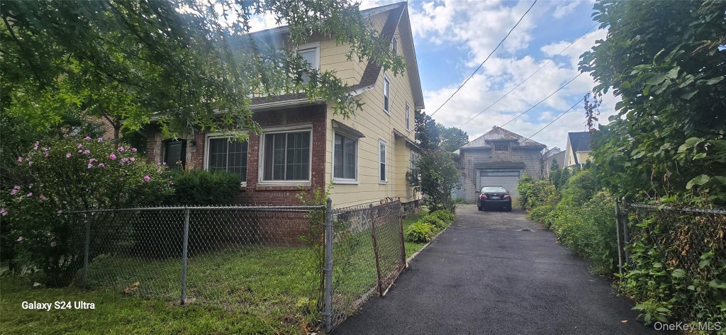 Photo of 112 E 4th Street, Mount Vernon, NY 10550 (MLS # 1047090)