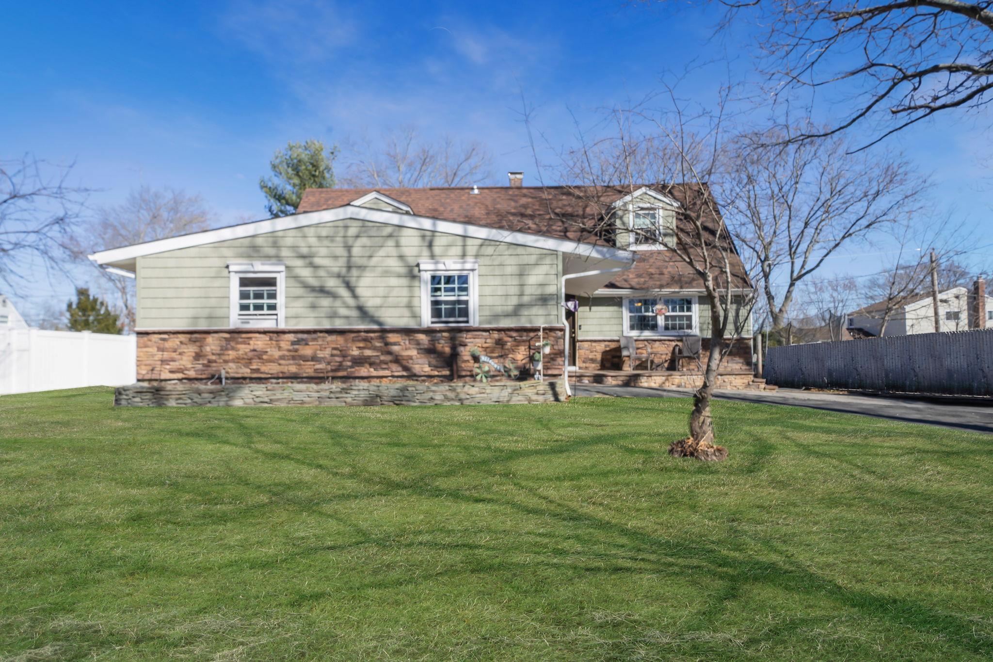 15 Newport Avenue, Brookhaven, New York image 1