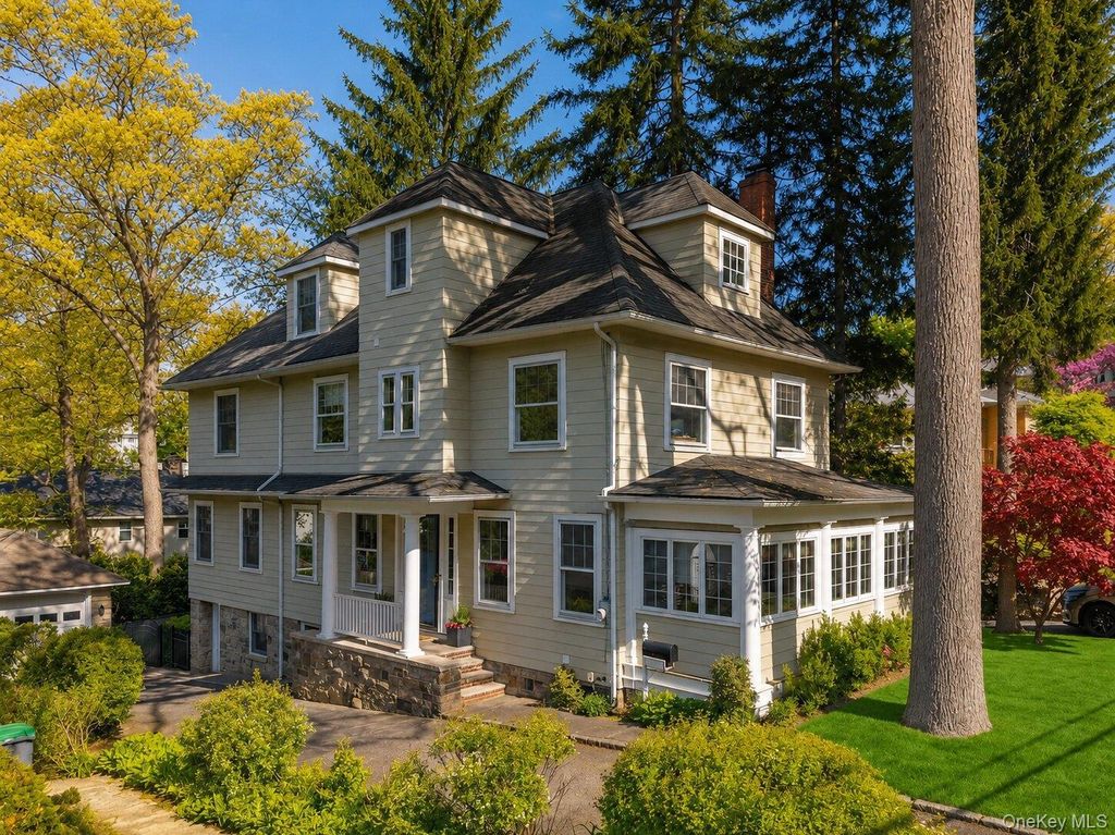 Photo of 33 Young Avenue, Pelham, NY 10803 (MLS # 972989)