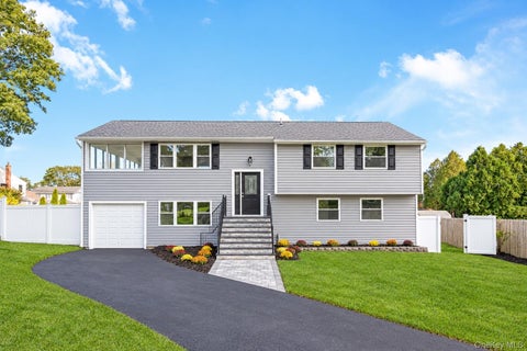 Photo of 11 Bell Court, Ronkonkoma, NY 11779 (MLS # 1046770)