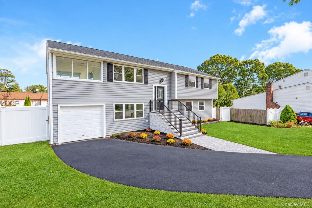Photo of 11 Bell Court, Ronkonkoma, NY 11779 (MLS # 1046770)