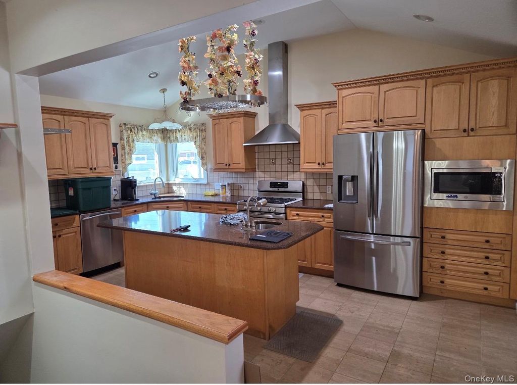 Photo of 737 Pleasant Avenue, Westbury, NY 11590 (MLS # 988695)