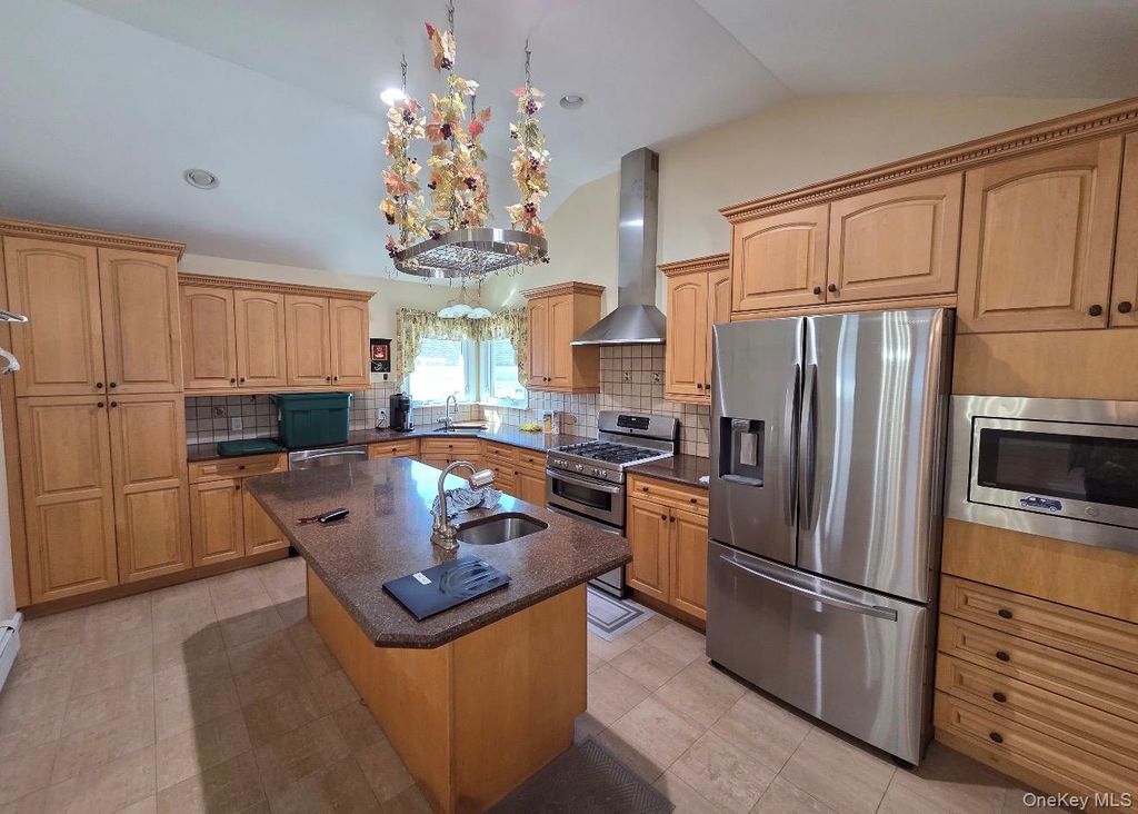 Photo of 737 Pleasant Avenue, Westbury, NY 11590 (MLS # 988695)