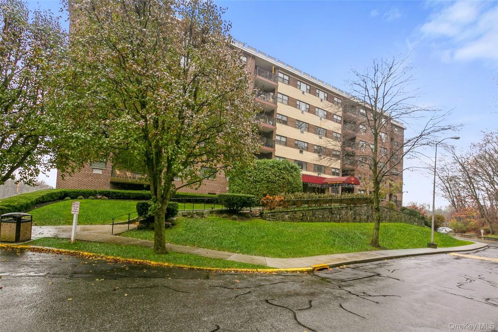 Photo of 100 Diplomat Drive #8C, Mount Kisco, NY 10549 (MLS # 966159)