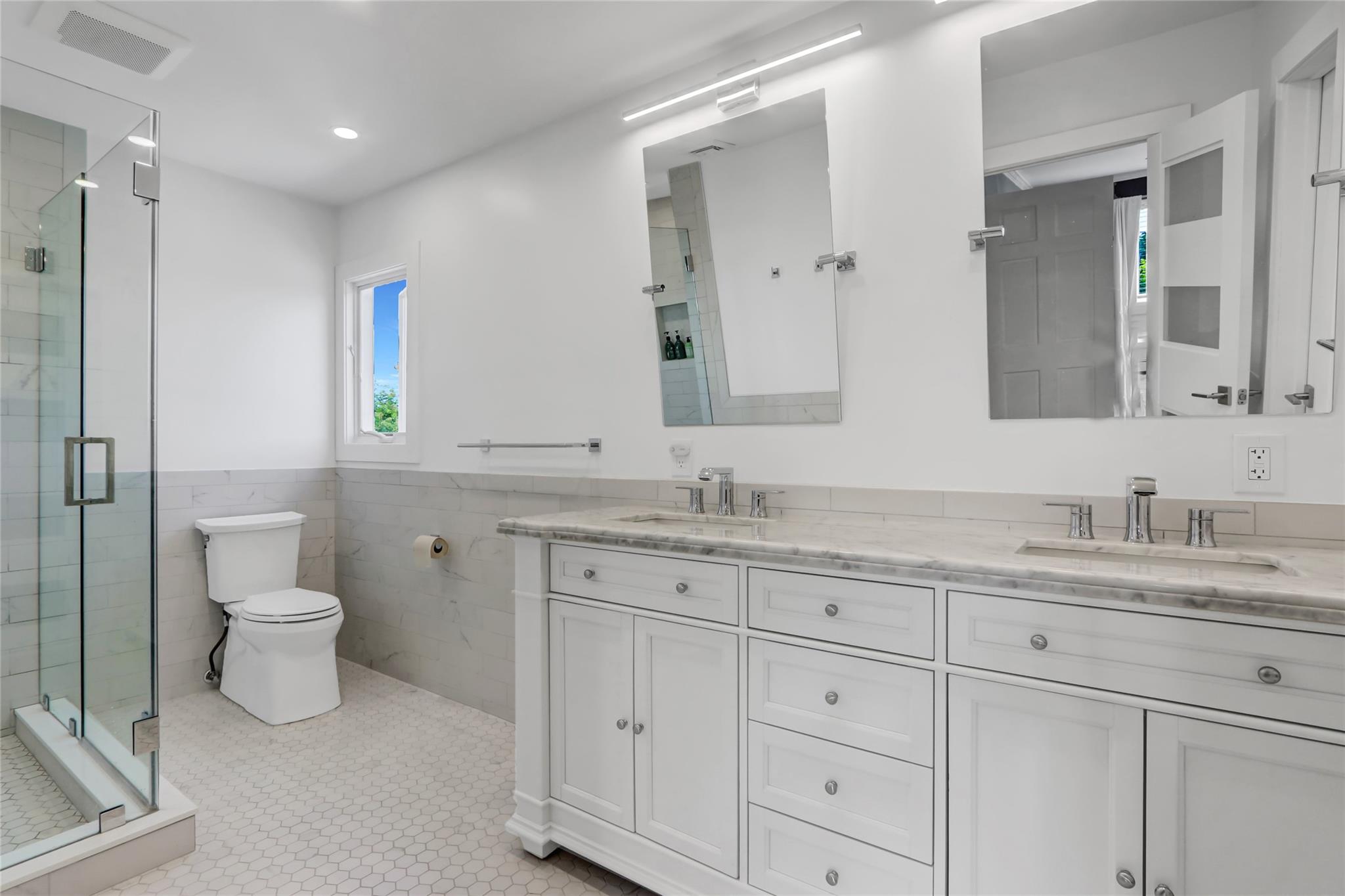 52 Shore Drive, Copiague, New York image 24