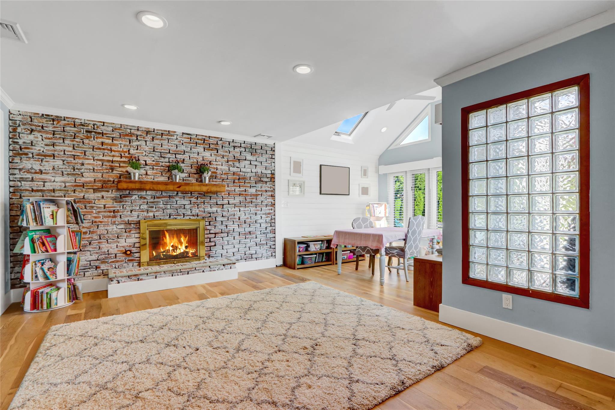 52 Shore Drive, Copiague, New York image 13