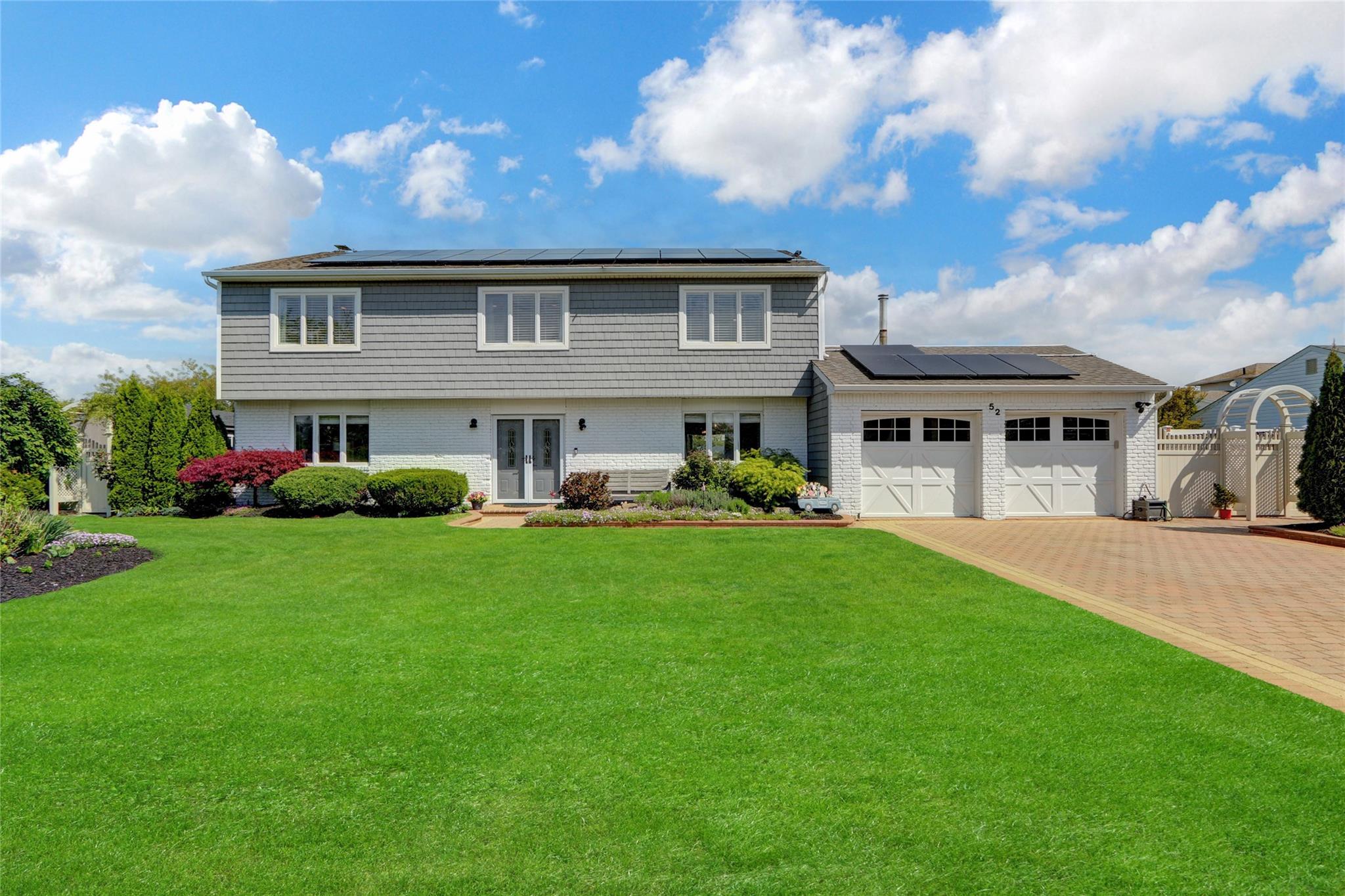 52 Shore Drive, Copiague, New York image 1