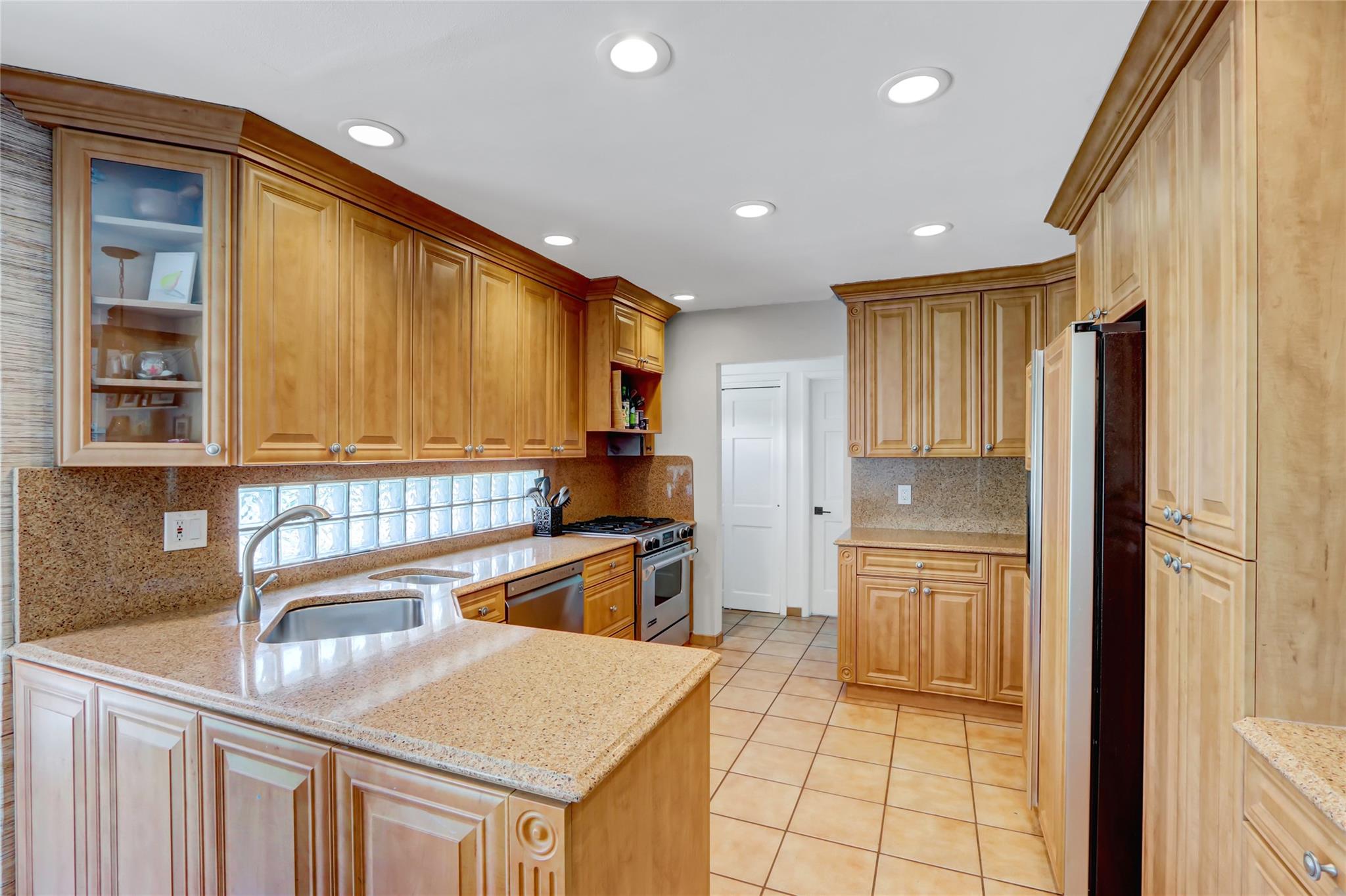 52 Shore Drive, Copiague, New York image 9