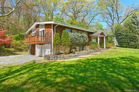 Photo of 15 Mariners Court, Centerport, NY 11721 (MLS # 988939)