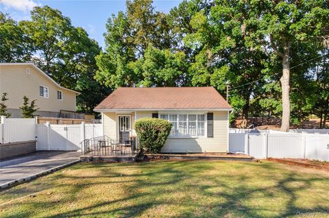 Homes For Sale - 193 Maple Road<br/> Wading River, NY 11792