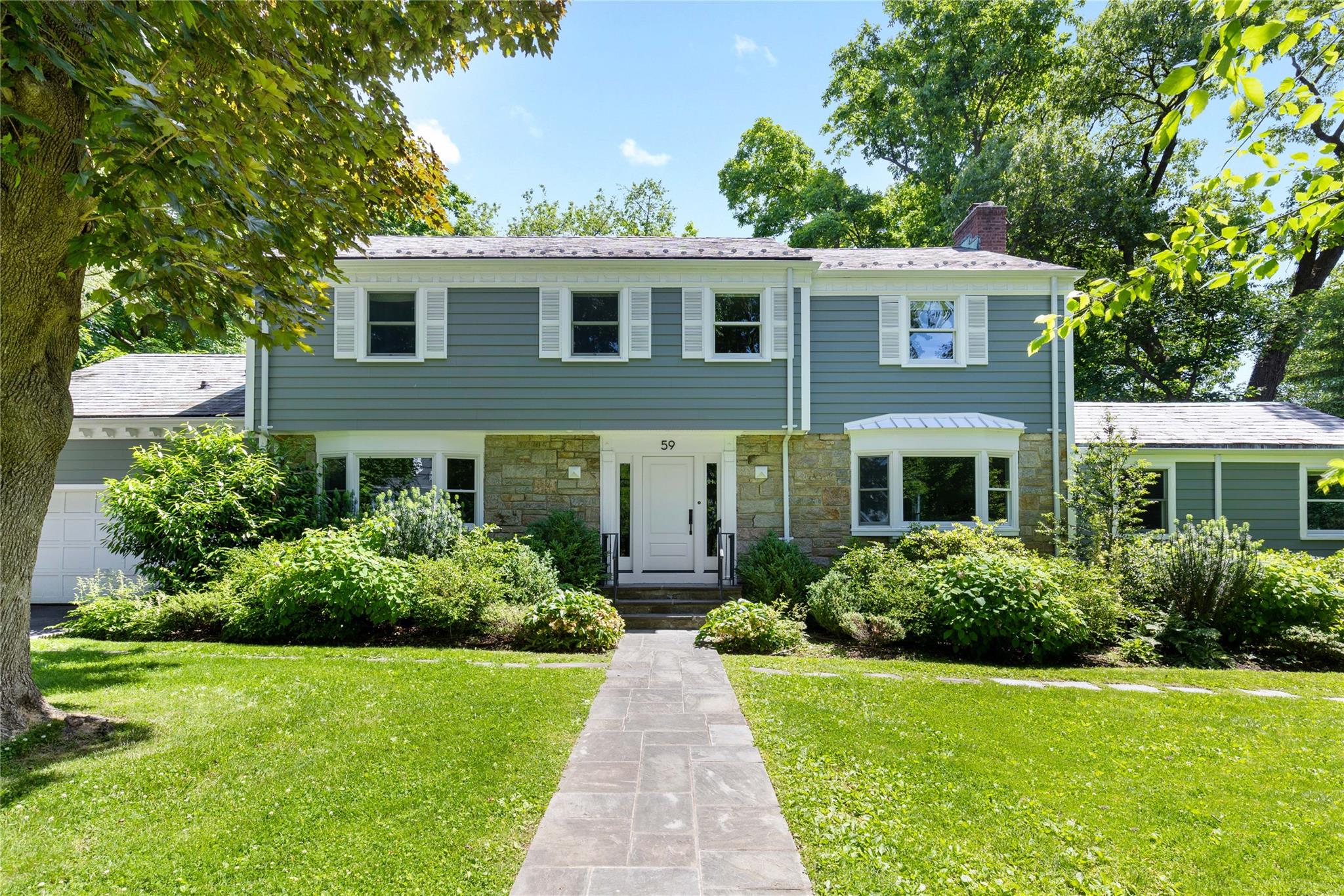 Larchmont Avenue, Larchmont, New York - 5 Bedrooms  
5 Bathrooms  
10 Rooms - 