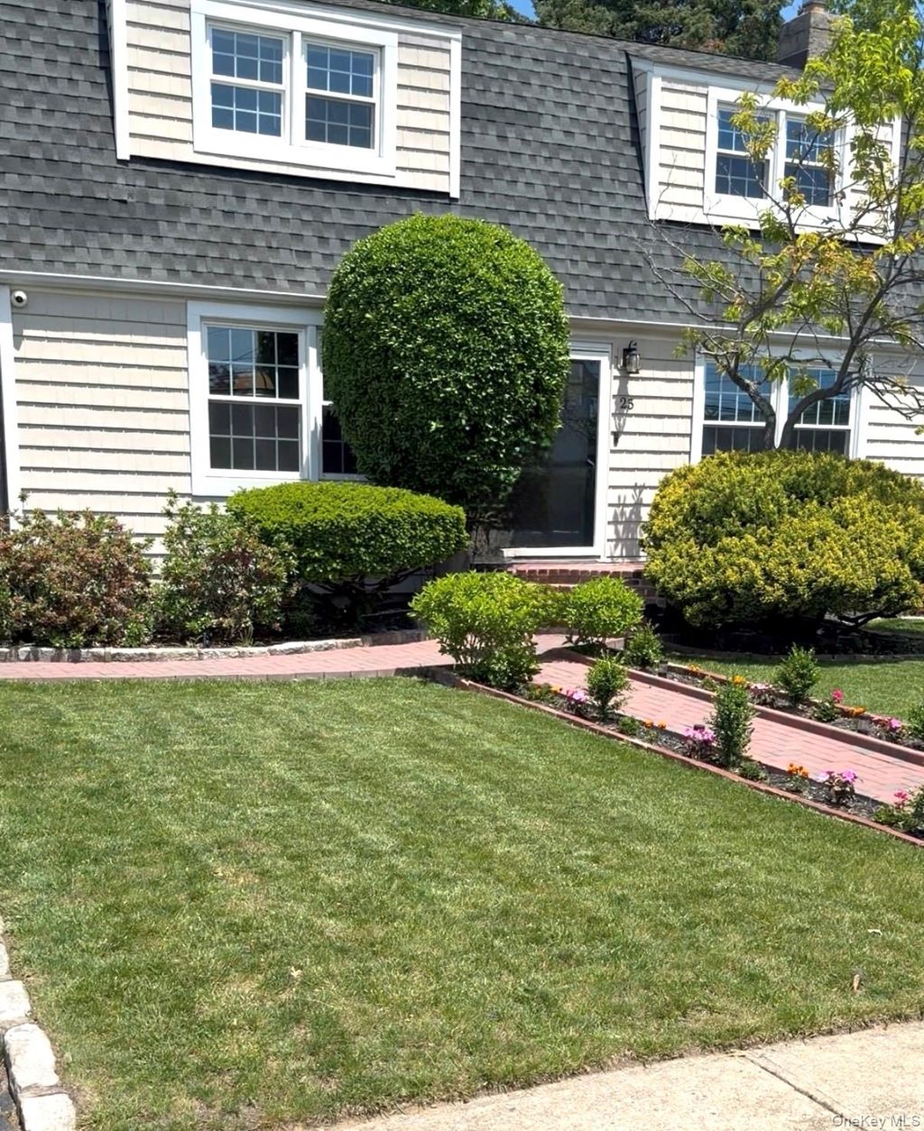 Photo of 25 Parkdale Drive, North Babylon, NY 11703 (MLS # 1007538)