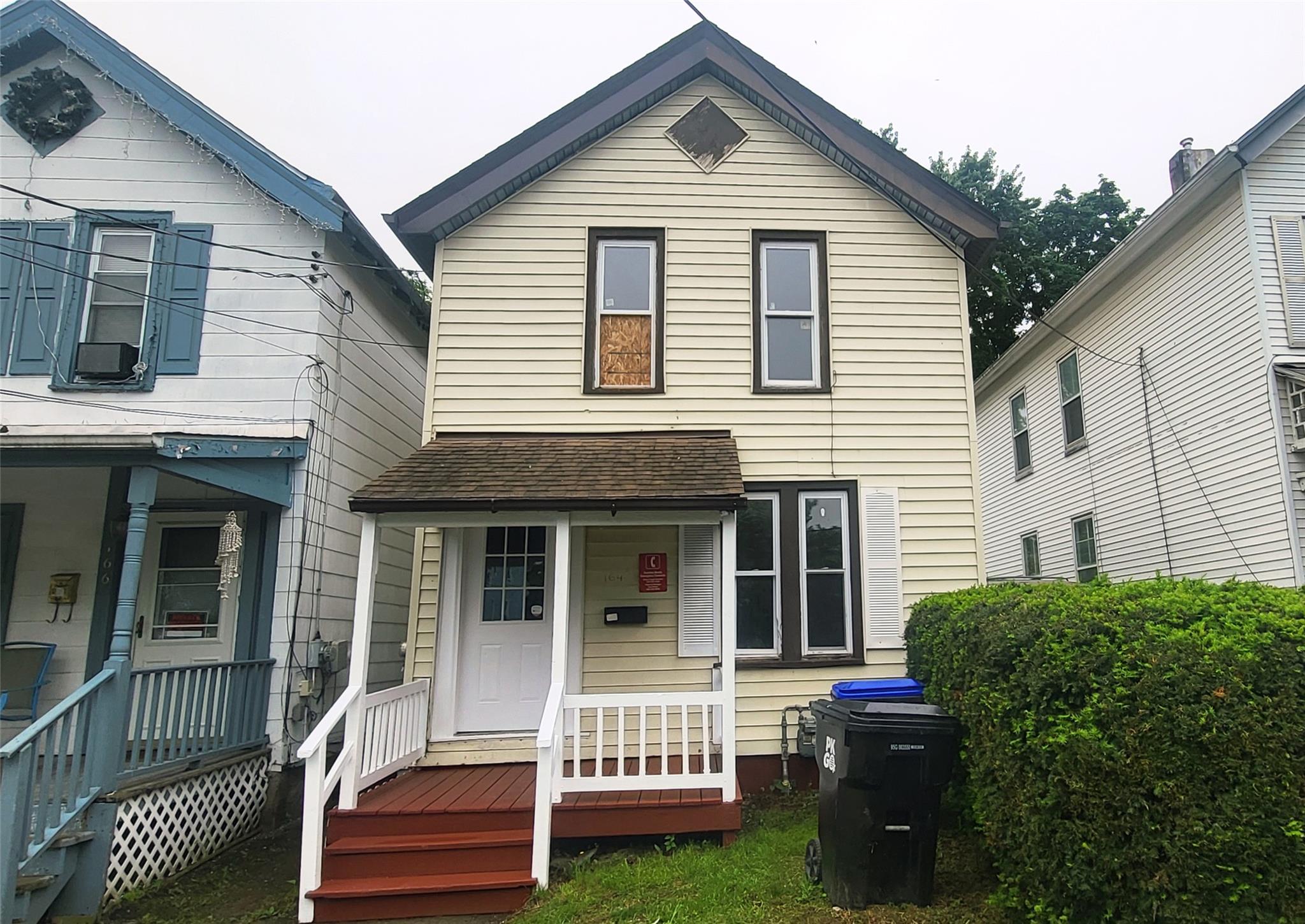 Thompson Street, Poughkeepsie, New York - 3 Bedrooms  
2 Bathrooms  
6 Rooms - 