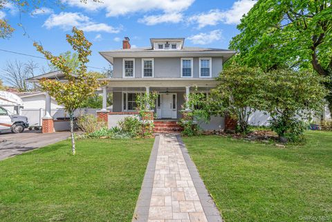 Photo of 537 Livingston Street, Westbury, NY 11590 (MLS # 992643)