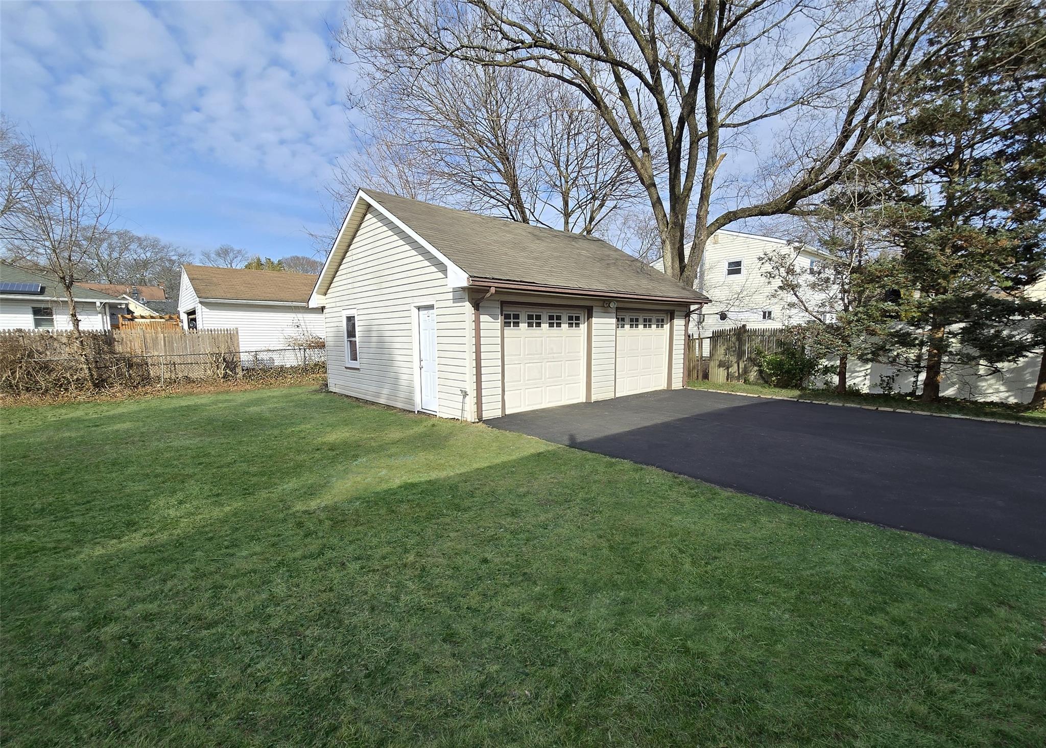 357 Twin Bark Avenue, Holbrook, New York image 23