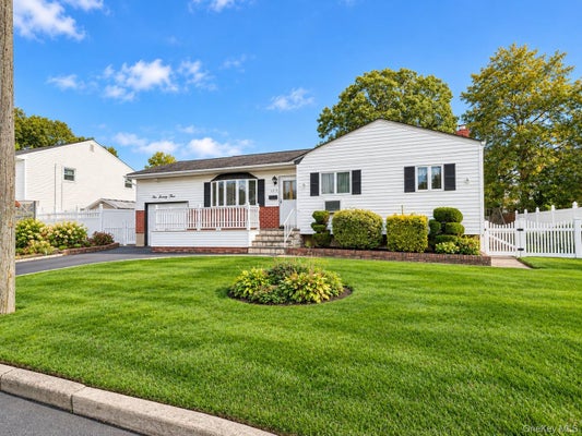 1073 OAKNECK RD, BAY SHORE, NY 11706 - Image e5d5d2bf0ab8b6052aa6e8263c3ce75b/3227026515