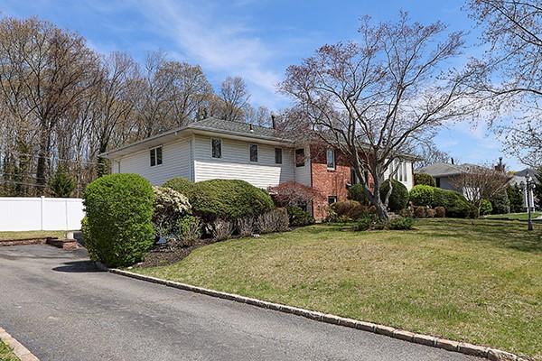 80 Lauren Avenue, Dix Hills, New York image 3